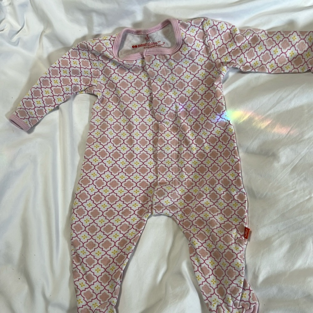 Smart close magnet onsie 6 months